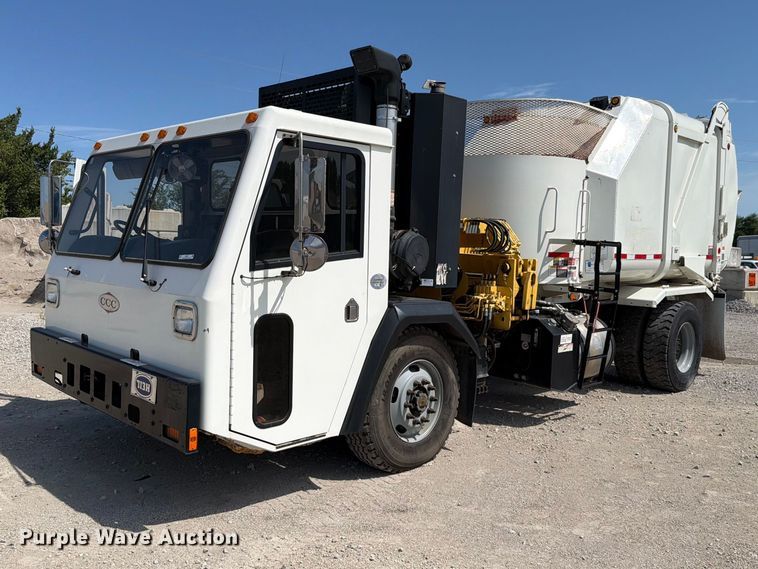 2019 Crane Carrier Company LET2 refuse truck - NF9512