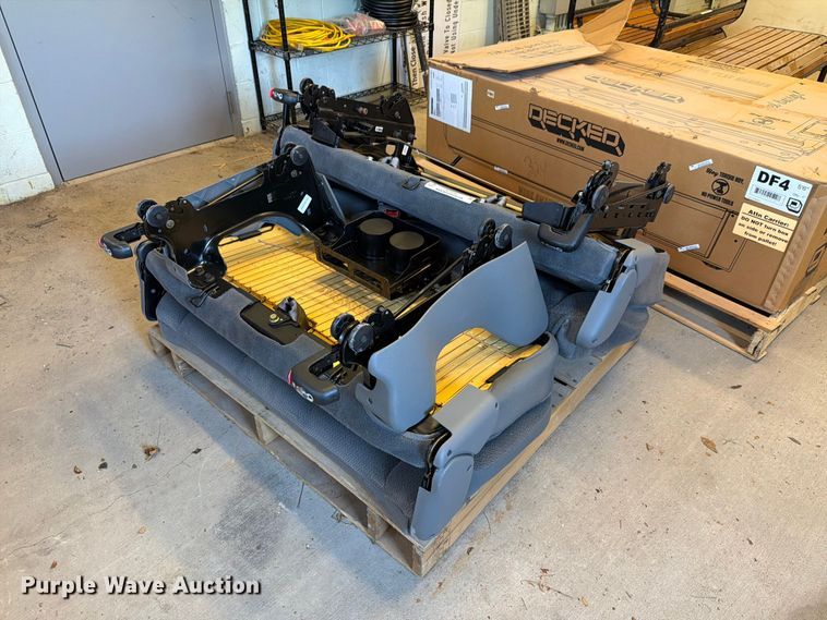 (2) vehicle seats - NF9542