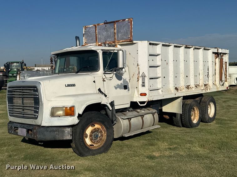 1995 Ford LTS9000 grain truck - DY3261