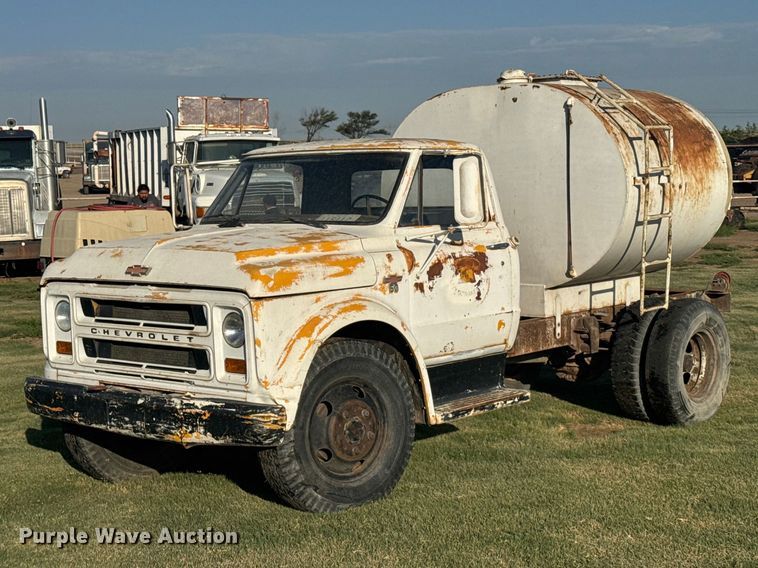 1967 Chevrolet C50 truck cab and chassis - DY3262