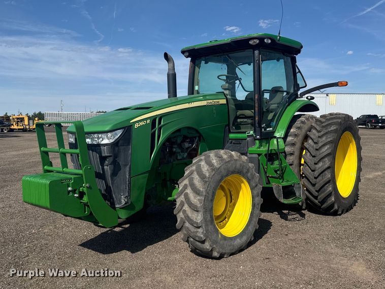 2013 John Deere 8260R MFWD tractor - DY3266