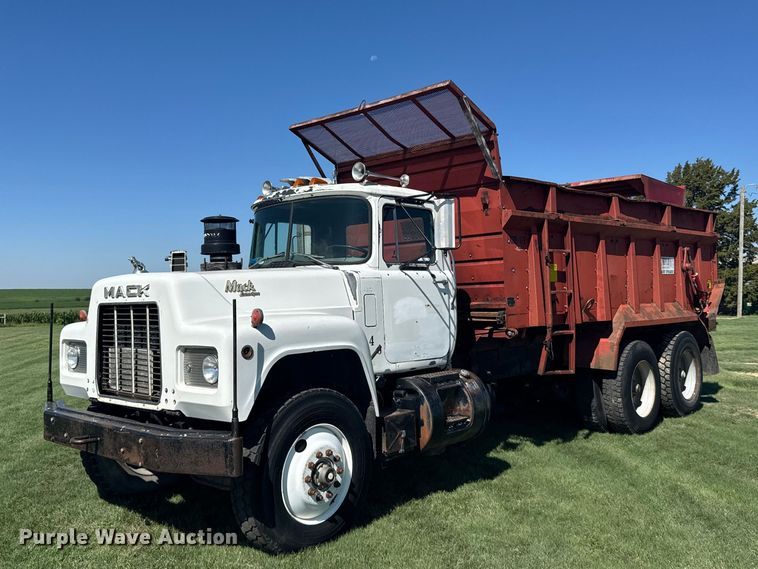 1989 Mack  RD manure spreader truck - DY3301