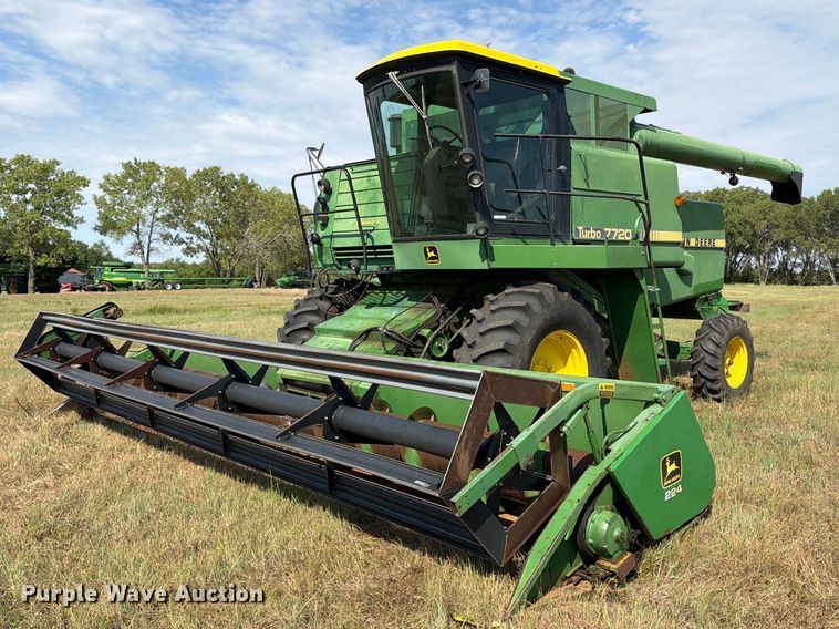 1981 John Deere Turbo 7720 combine - EP7545