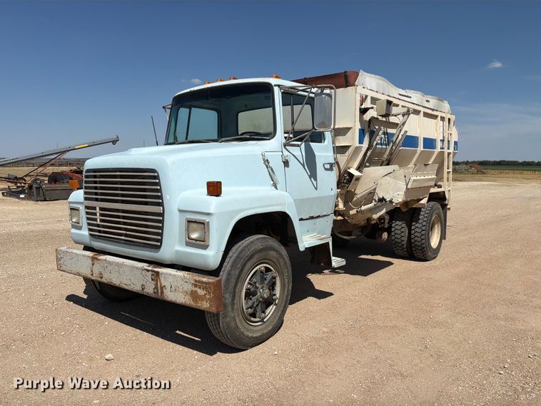 1987 Ford LN375 feed mixer truck - EP7561