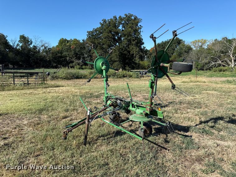 John Deere hay tedder - EV6140