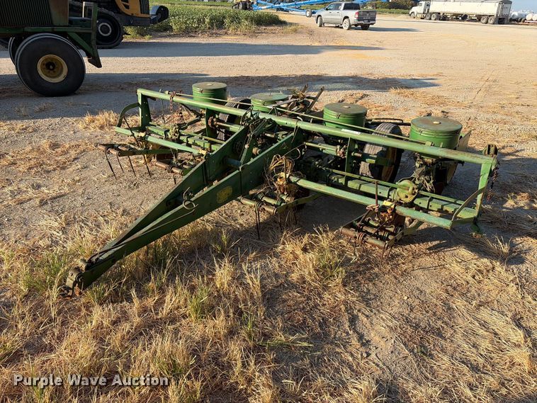 John Deere 494 planter - EV6146