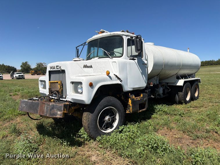 1977 Mack tank truck - EW2223