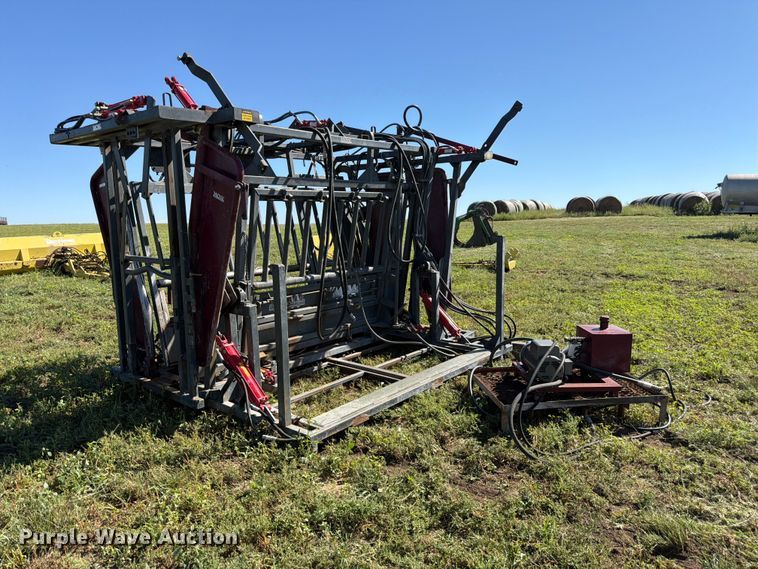 WW Livestock Systems  squeeze chute - EW2225