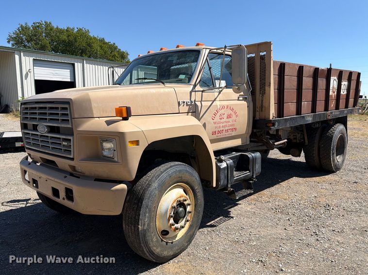 1992 Ford F700 dump flatbed truck - FK5122