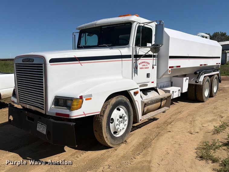 1994 Freightliner FLD120 water truck - FM7626