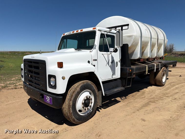 1981 International Harvestor 1854 flatbed truck - FM7627