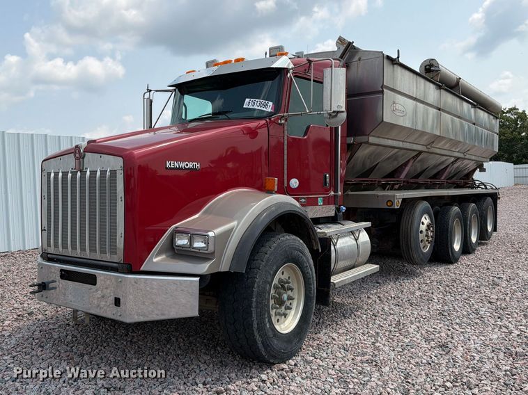 2011 Kenworth T800 feed delivery truck - YA4303