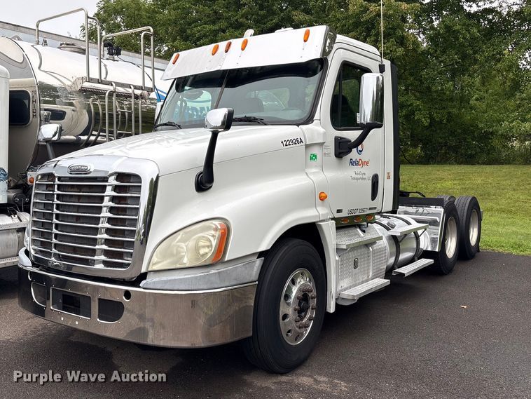 2012 Freightliner Cascadia 125 semi truck - DT2920