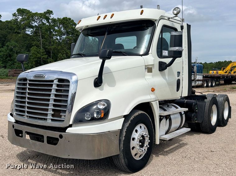 2016 Freightliner Cascadia semi truck - DU1551