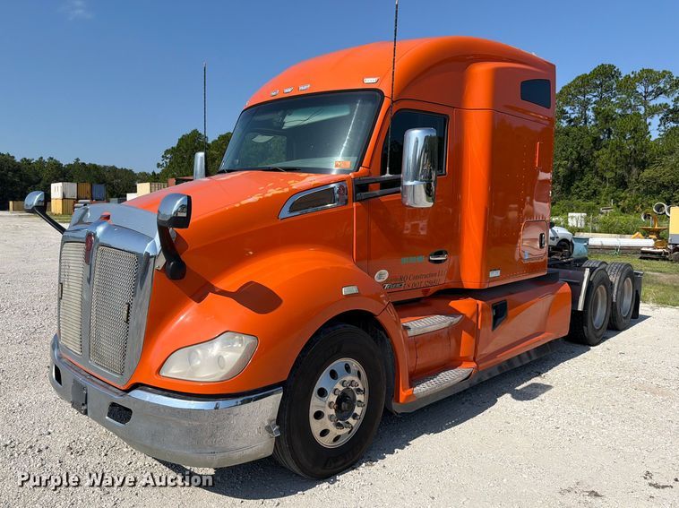 2018 Kenworth T680 semi truck - DV7303