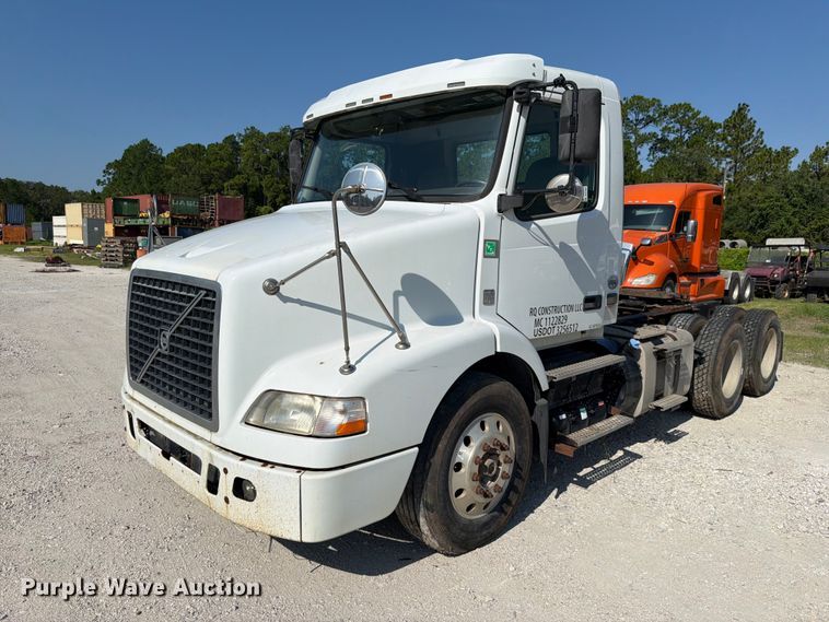 2016 Volvo VN semi truck - DV7304