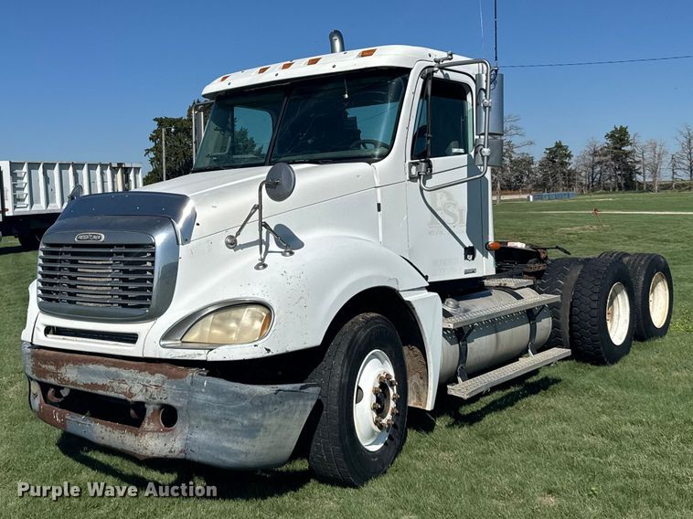 2002 Freightliner Columbia semi truck - DY3299
