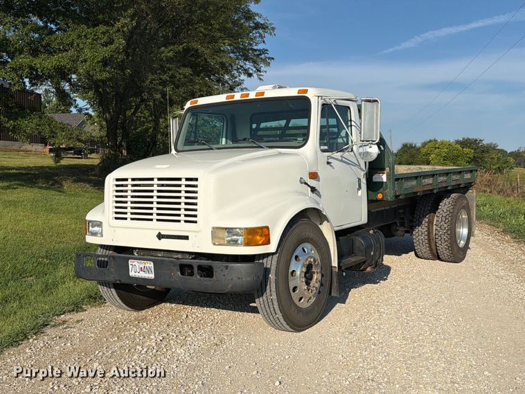 2000 International 4700 Low Profile flatbed truck - DZ4750