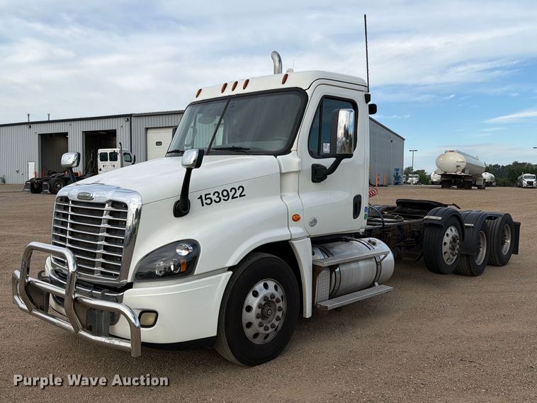 2015 Freightliner Cascadia semi truck - EA0445