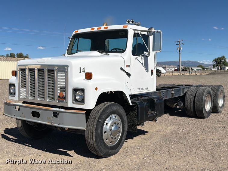 1988 Navistar F-2574 truck cab and chassis - ED0189