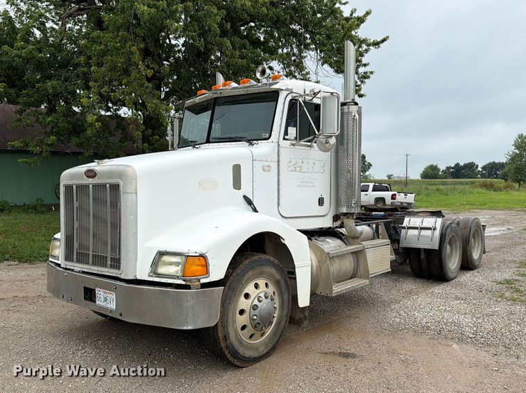 2001 Peterbilt 385 semi truck - EO8657