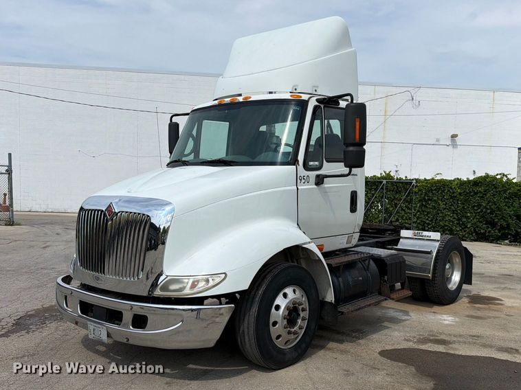 2005 International 8600 semi truck - EO8734
