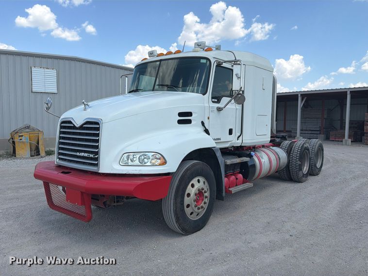 2013 Mack CXU613 semi truck - EP7579