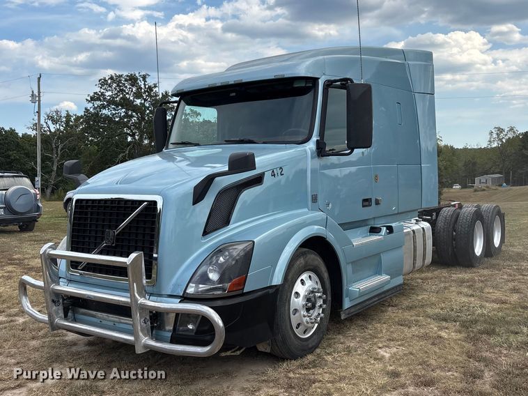 2016 Volvo VNL semi truck - ER3305