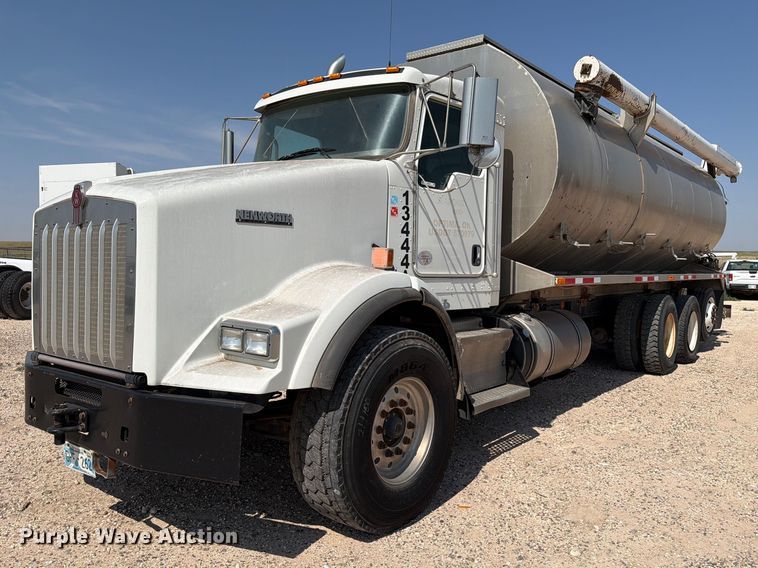 2013 Kenworth T800 feed delivery truck - EW8678