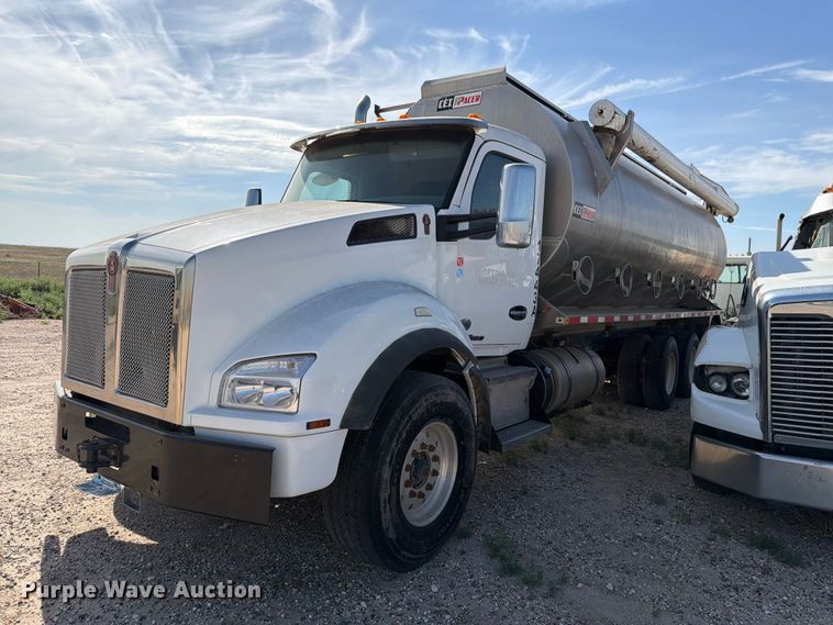 2017 Kenworth T880 feed delivery truck - EW8679