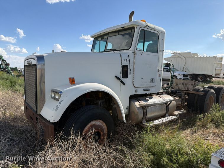 2007 Freightliner FLD120 semi truck - EW8680