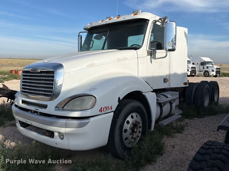 2013 Freightliner Columbia semi truck - EW8682
