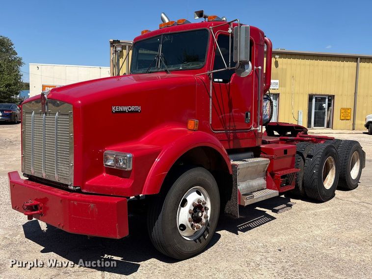 2006 Kenworth T800 semi truck - EX0034