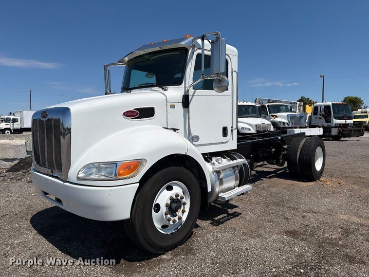 2018 Peterbilt 337 truck cab and chassis - FB5078