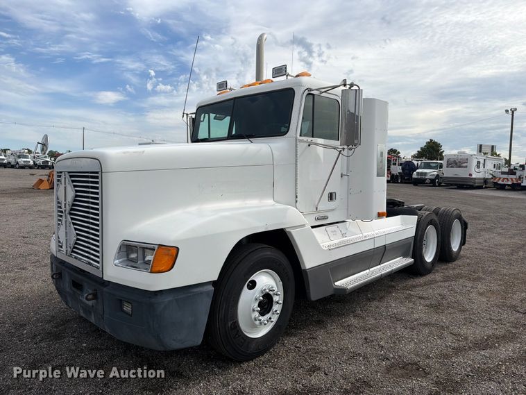 2000 Freightliner FLD120 semi truck - FB5085