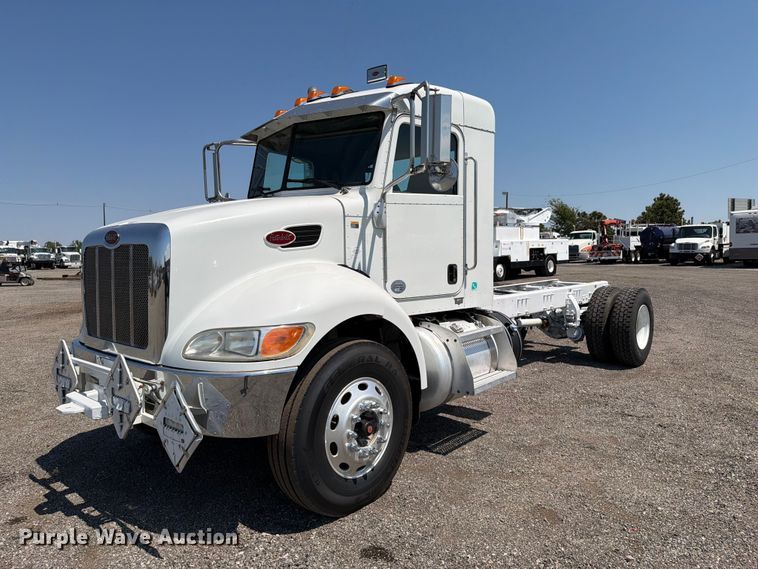 2014 Peterbilt 337 truck cab and chassis - FB5096