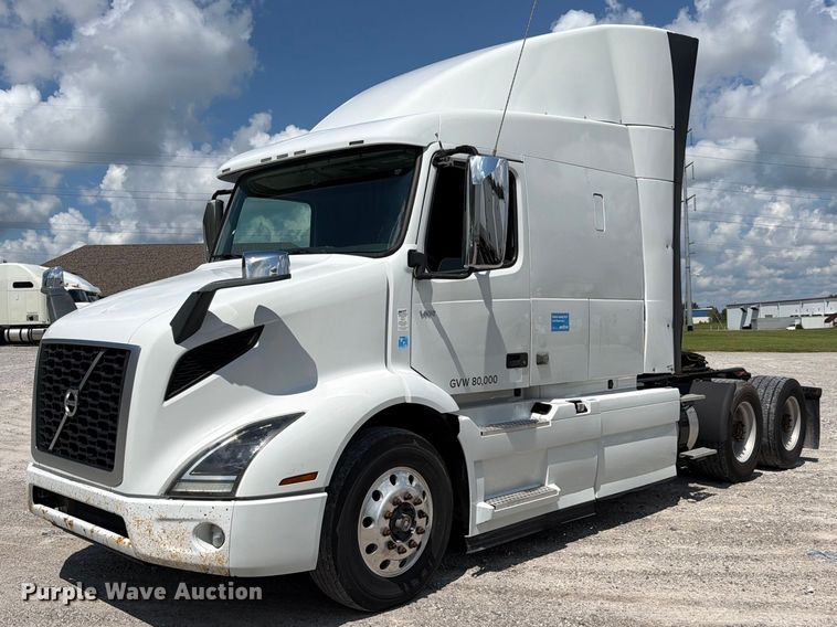 2019 Volvo VNR semi truck - FC3306