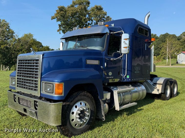 2018 Mack CHU613 semi truck - FC3327