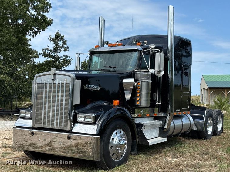 2000 Kenworth W900L semi truck - FG0628