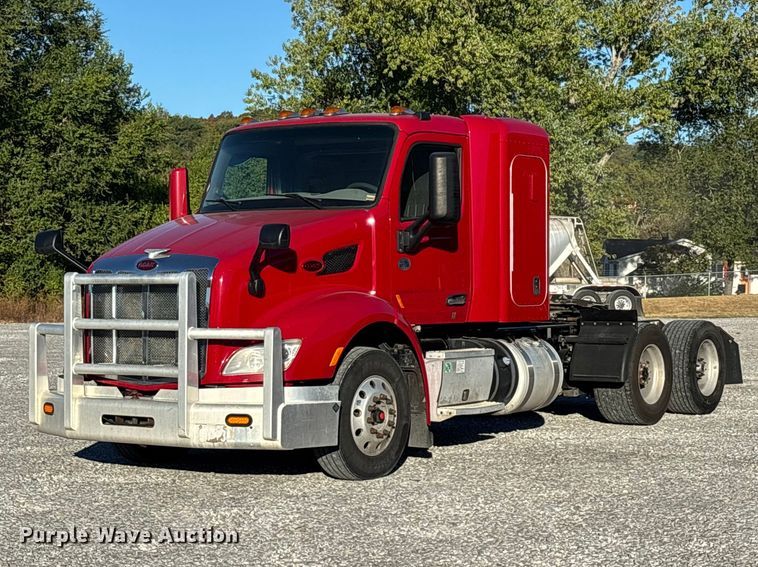 2017 Peterbilt 579 semi truck - FG0639