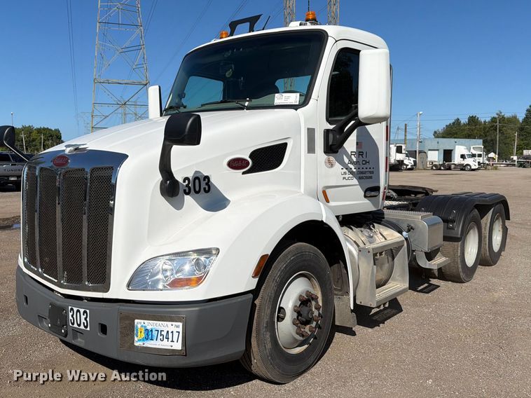 2022 Peterbilt 579 semi truck - FG3010