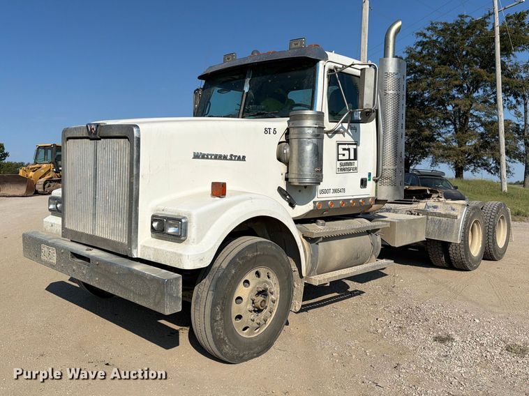2019 Western Star 4900 semi truck - FK3404
