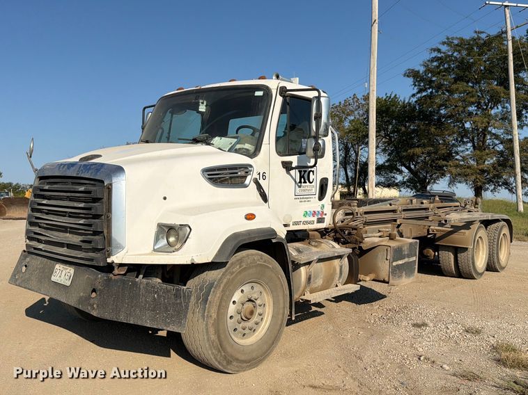 2015 Freightliner 114SD hook lift truck - FK3405