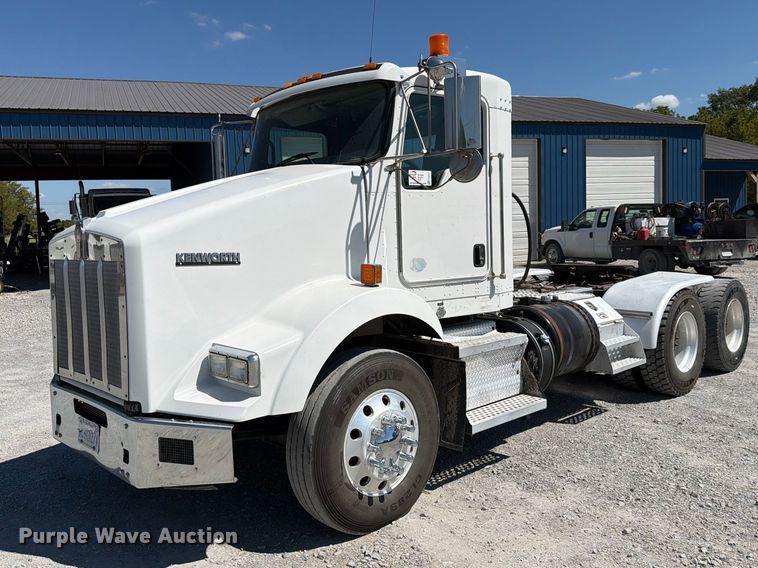 2012 Kenworth T800 semi truck - FN2571