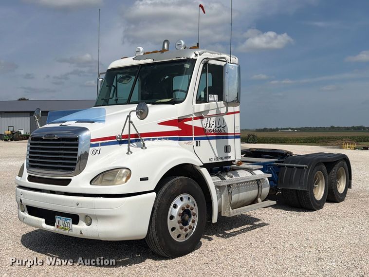 2009 Freightliner Columbia semi truck - FP3016