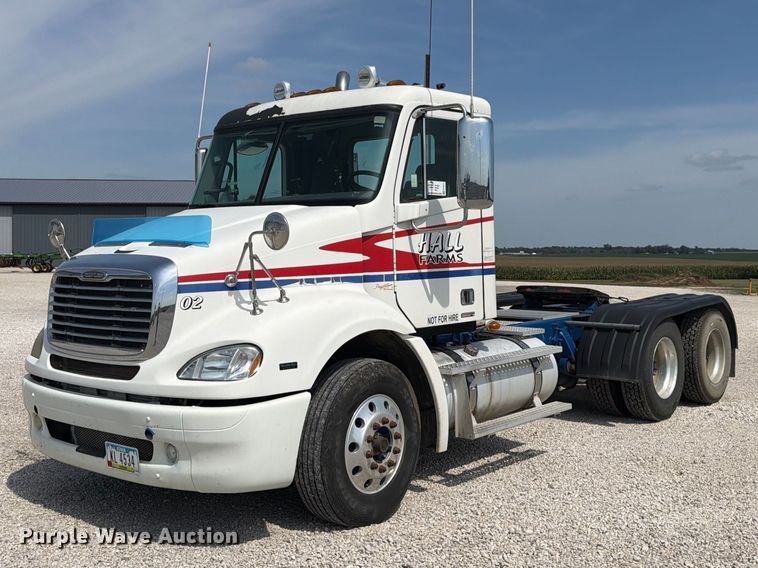 2009 Freightliner Columbia semi truck - FP3017