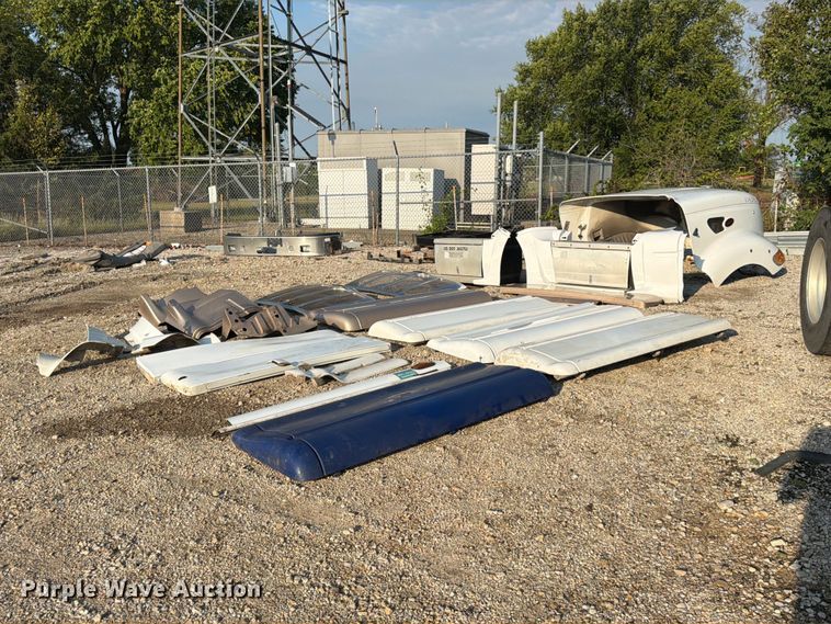 Peterbilt 387 body parts - MQ9167