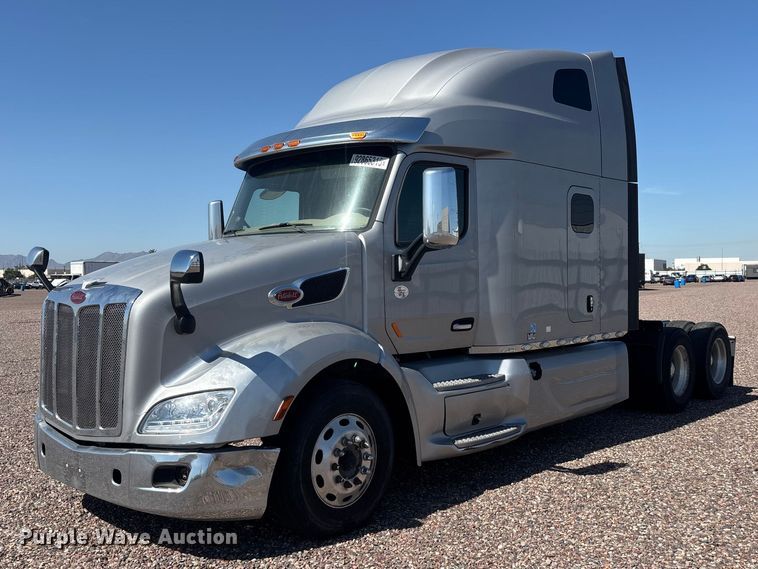 2022 Peterbilt 579 semi truck - YA1561