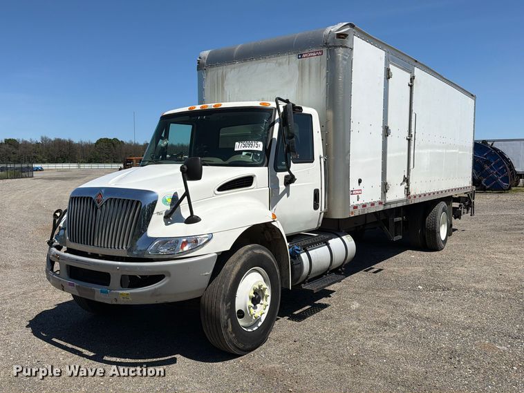 2018 International 4300 box truck - YA2502