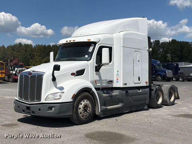 2017 Peterbilt 579 semi truck - YA2947